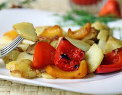 brambory s rajčaty a paprikou