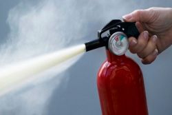как да използвате пожарогасител на прах