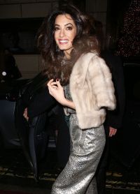  Клуни пришла на открытие нового бутика Шарлотты Тилбери в Лондоне