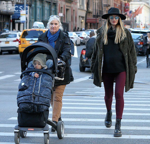 Кэндис Свейнпол на прогулке с матерью Эйлин и сыном Анакой