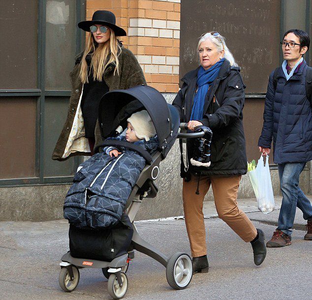 Кэндис Свейнпол на прогулке с матерью и сыном