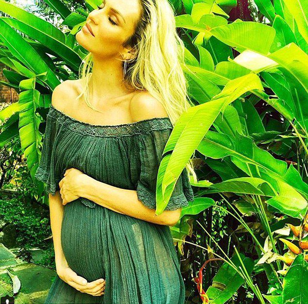 Кэндис Свейнпол объявила о беременности в Instagram этим снимком