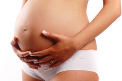 kako preprečiti strije med nosečnostjo