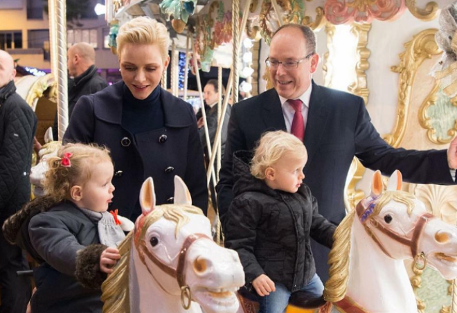 Князь Альбер с женой покатали близнецов на лошадках в парке развлечений