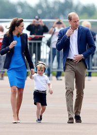 Кейт Миддлтон и принц Уильям с принцем Джорджем на авиашоу