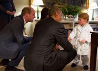 Рукопожатие принца Джорджа и Барака Обамы