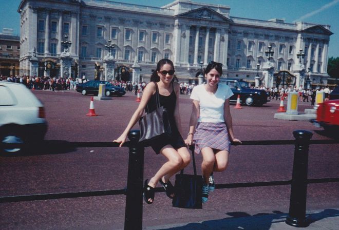 15-летняя Меган Маркл на фоне Букингемского дворца в 1996 году