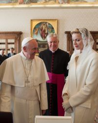 Право появляться перед Папой Римским не в черной одежде имеют лишь семь женщин 
