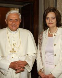 В 2006 году Шери Блэр нарушила пратакол и надела белый наряд, встречая Папу Римс