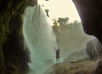 Захватывающее фото напротив водопада