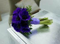 fialová svatební kytice 1