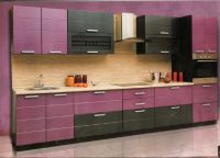 Interiér kuchyně v purpurových tónech1