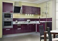 Kuhinja z vijoličnimi fasadami3