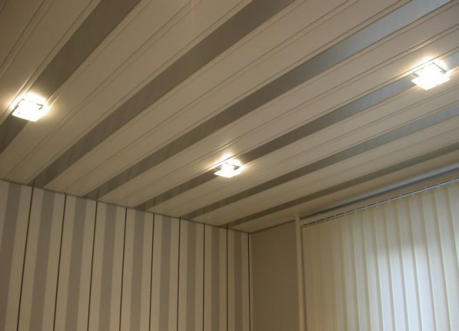 двухцветный потолок из панелей пвх