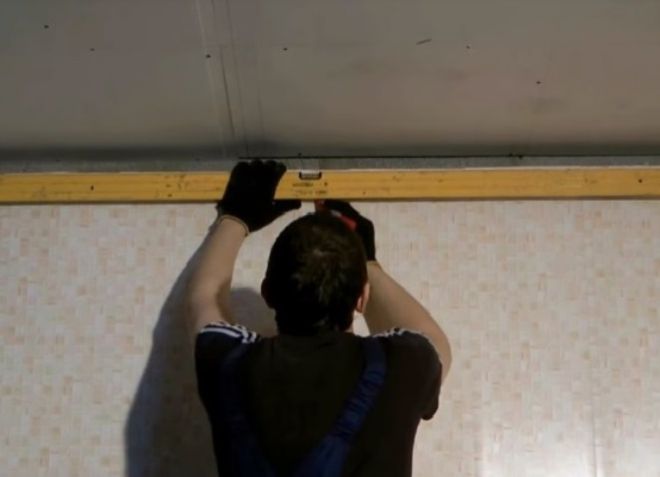 измерить уровень потолка