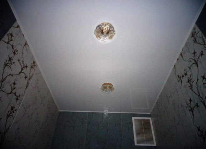 туалет потолок из панелей пвх