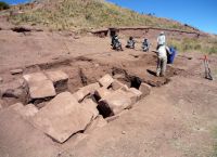 Рядом с пирамидой археологи проводят раскопки