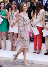 Королева Испании Летиция снова надела платье Zara, купленное пять лет назад