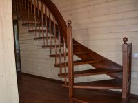 dřevěné schodiště zábradlí dům 3