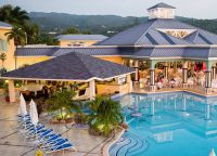 Бассейн и ресторан в Jewel Paradise Cove Beach Resort&SPA