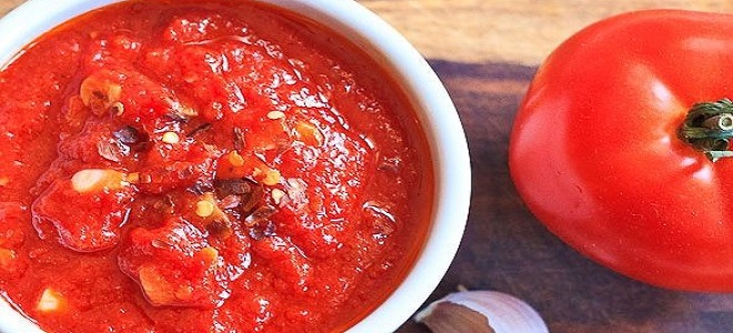 Tkemali ze śliwki wiśniowej z pomidorami - przepis