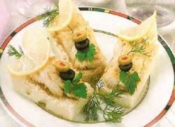 Kanapki z oliwkami i konserwy rybne