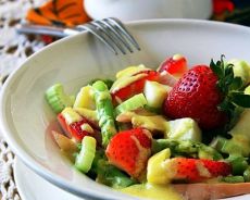 letní saláty bez majonézy na stolku na dovolenou