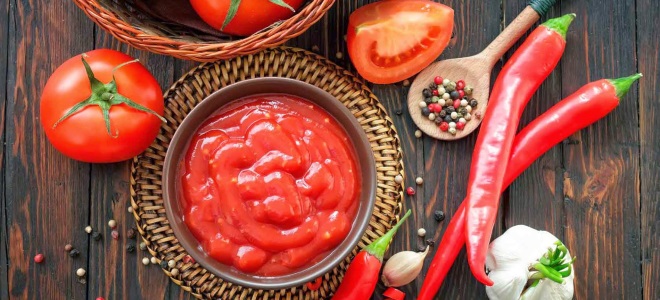akutní adžika z chilli papriček a rajčat