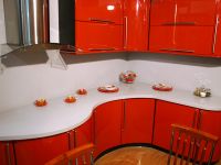 7. Rdeča in bela kuhinja