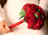 červená svatební kytice 2