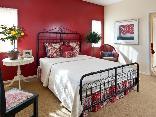 Червен цвят във вътрешността на спалнята