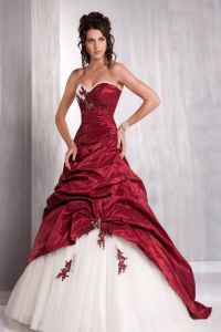 Czerwona suknia ślubna 9