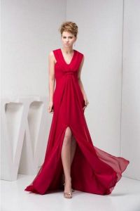Czerwona sukienka na podłodze 2