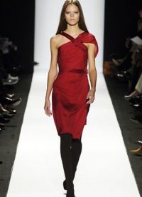 червена рокля с черни чорапогащи 4