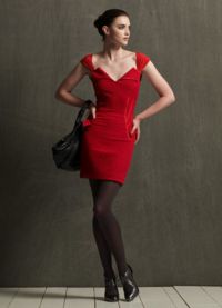 червена рокля с черни чорапогащи 9