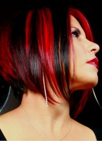 červené prameny na tmavých vlasech 3