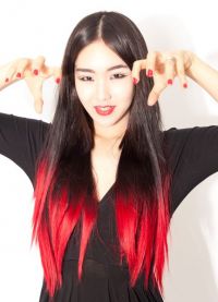 червени нишки на тъмна коса 4