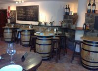 Столы-бочки в Restaurant Taverna de la iaia