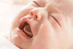novorojenček izcedek nos, kaj storiti