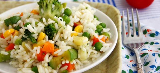 Rýže s mražené zeleniny v pomalém sporáku