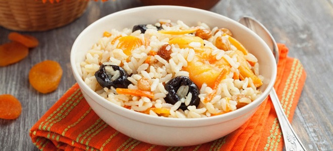 Оризова каша със сушени плодове - рецепта