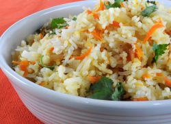 Ориз с лук и моркови в многообразна форма