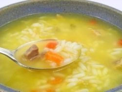 Супа са пиринчем и пилетином у спору штедњак
