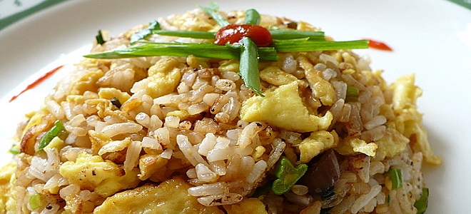 Smažená rýže s kuřecím masem