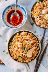 Čínská rýže s kuřecím masem a vejcem