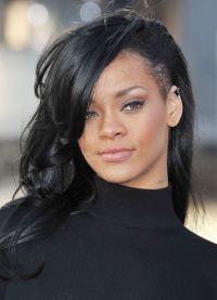 Rihanna má účesy 9