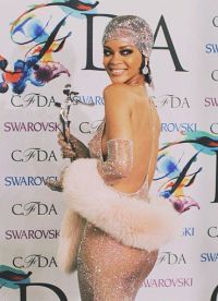 Rihanna v prozorni obleki 2014 3