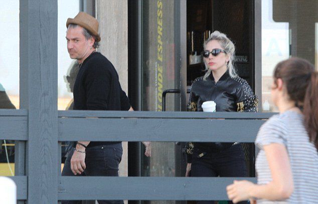 Леди Гага и Кристиано Карино выходят из кофейни