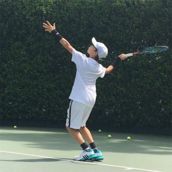Ромео Бекхэм показывает впечатляющий теннис