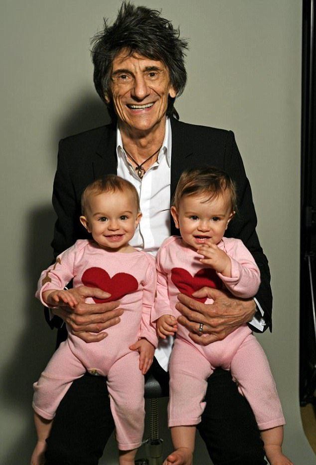 Гитарист Ронни Вуд с дочерьми